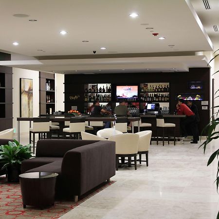 Embassy Suites Ontario - Airport Beltér fotó