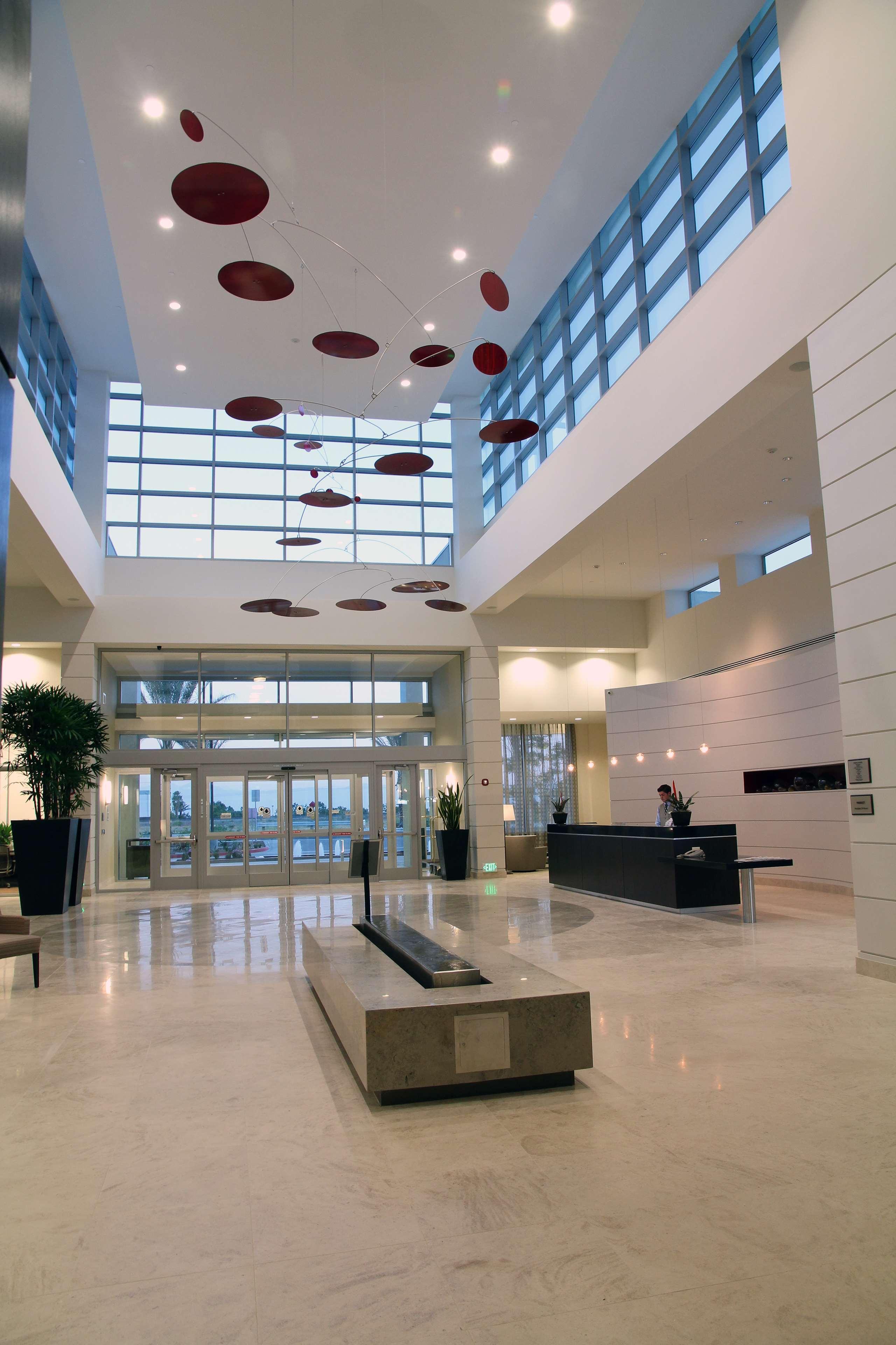 Embassy Suites Ontario - Airport Beltér fotó
